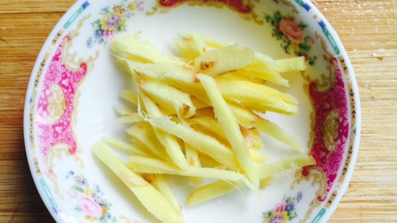 土豆鸡肉煲,<a style='color:red;display:inline-block;' href='/shicai/ 37'>姜</a>切丝备用