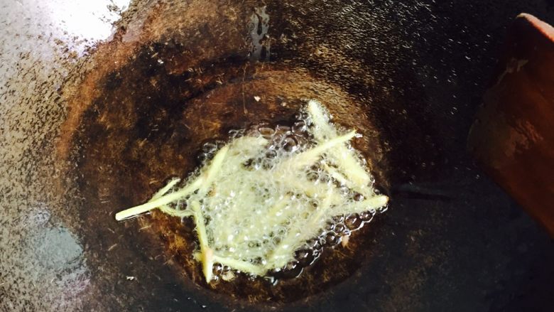 土豆鸡肉煲,炒锅倒进色拉油，放入姜丝煸炒片刻