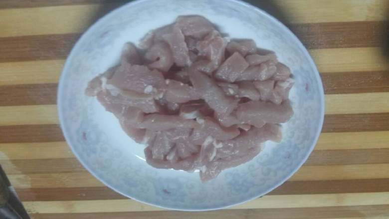 糖醋里脊,把里脊切块条状,用料酒盐生姜腌制入味备用。
