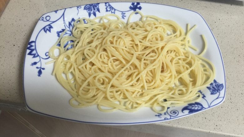 海鲜意面,胡萝卜和玉米粒煮好后滤出备用,面煮好后放入凉水中冲洗一下滤出来,放点<a style='color:red;display:inline-block;' href='/shicai/ 851'>橄榄油</a>搅拌均匀