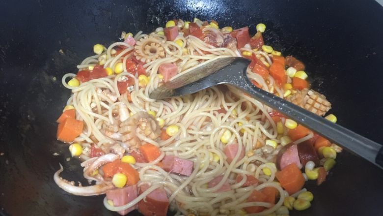 海鲜意面,差不多汤汁浓稠的时候就放面下去翻炒均匀,均匀即可
