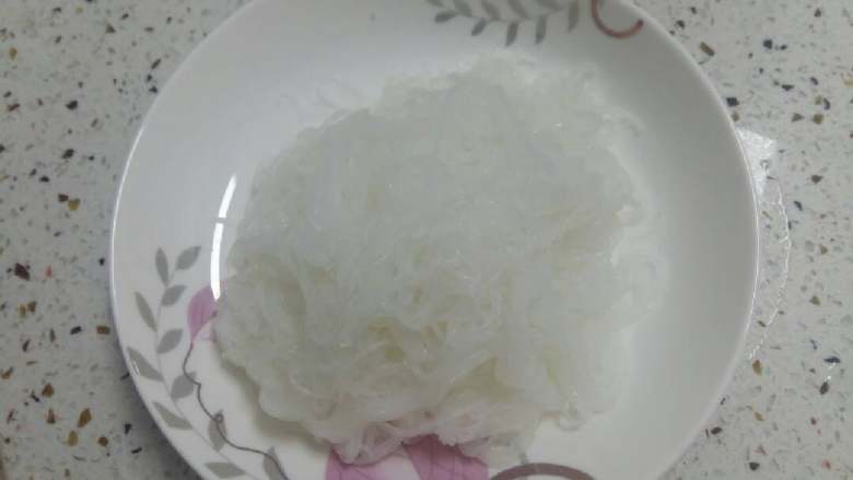 自制鸡肉粉丝沙拉,<a style='color:red;display:inline-block;' href='/shicai/ 523'>粉丝</a>煮软剪细