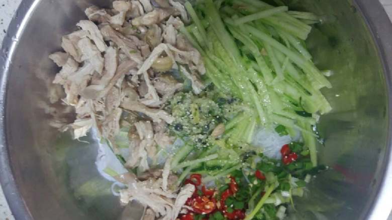 自制鸡肉粉丝沙拉,所有配料放在一起。