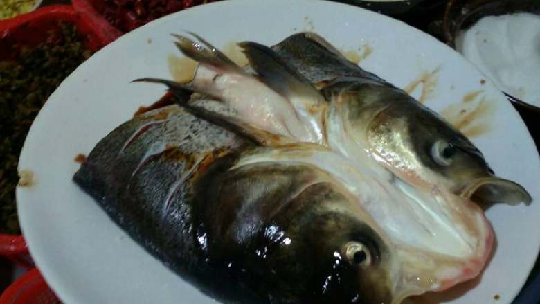 剁椒鱼头,把鱼头洗干净。铺在盘子里。撒上盐。撒上鸡精味精。