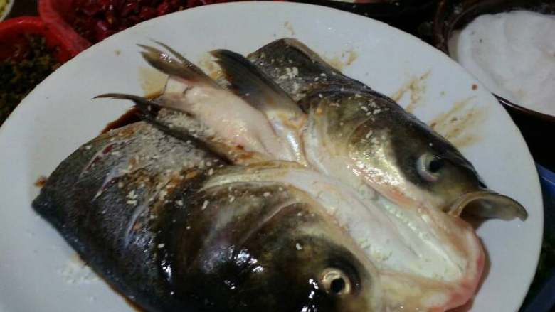 剁椒鱼头,撒上料酒。