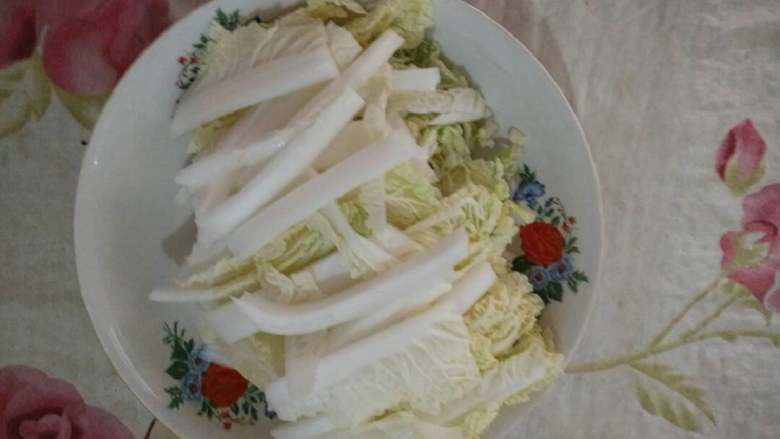 海虾熬白菜,白菜切段备用(顺着菜的纤维切能使菜更容易烂)