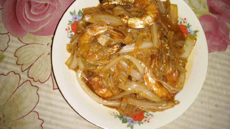 海虾熬白菜,放入葱姜蒜,倒入白菜翻炒,加料酒,盐,糖,鸡精调味,倒入少许水盖上锅盖熬几分钟出锅