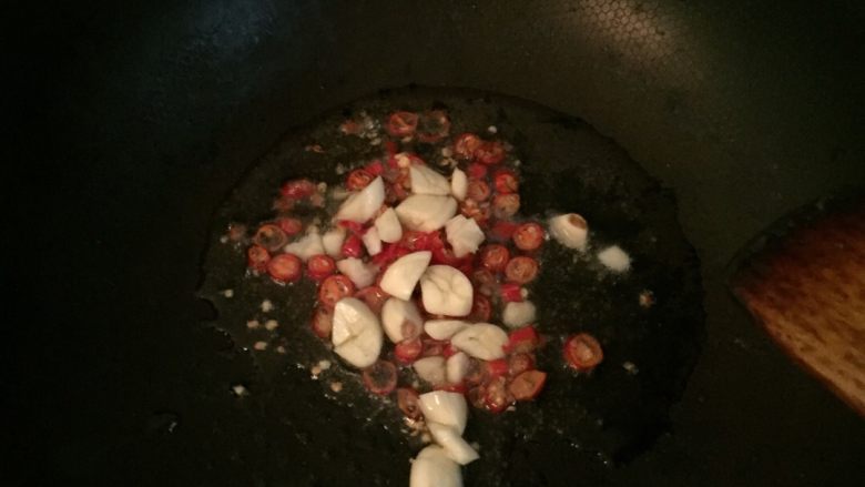湖南香辣毛豆,锅内倒少许油,放入辣椒和大蒜爆香,(如果是当辣椒粉,就等毛豆放下去炒了再放辣椒粉)