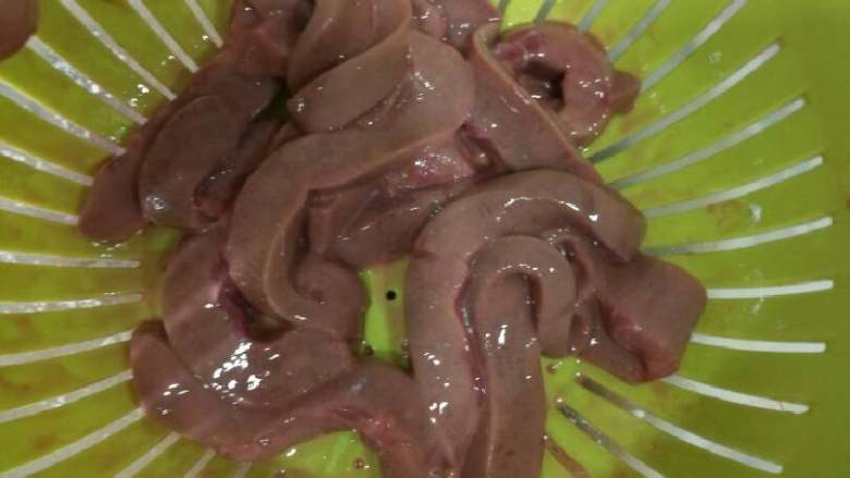 陈皮蒸猪腰,然后用水冲洗干净,彻底沥干净多余水份。