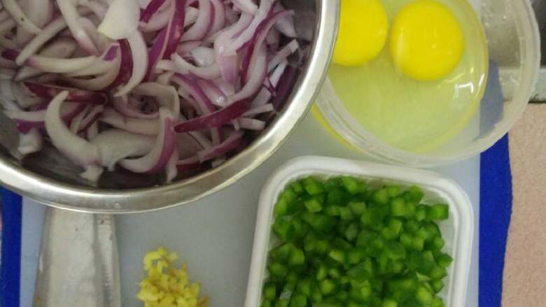 洋葱圆椒炒鸡蛋,<a style='color:red;display:inline-block;' href='/shicai/ 29'>洋葱</a>切条、块、丁都可以，圆椒一样，姜切丁，<a style='color:red;display:inline-block;' href='/shicai/ 9'>鸡蛋</a>打散。