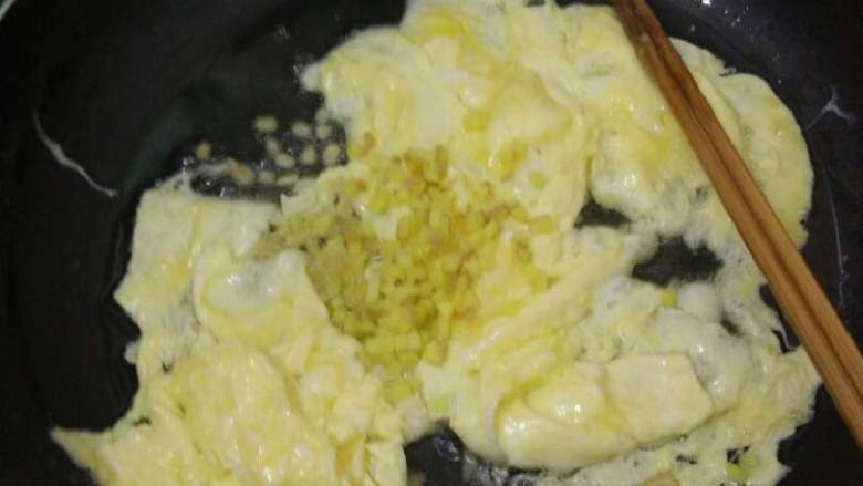 洋葱圆椒炒鸡蛋,锅烧热，放油，炒鸡蛋，放姜，炒几下，放十三香，炒出香味，放洋葱，炒一炒放盐，炒一炒放圆椒