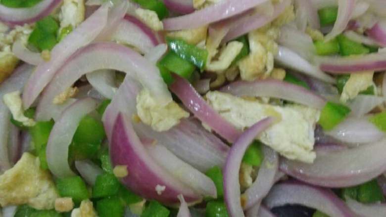 洋葱圆椒炒鸡蛋,最后炒到菜熟了关火，放鸡粉，搅一搅，放一会入味就可以了。