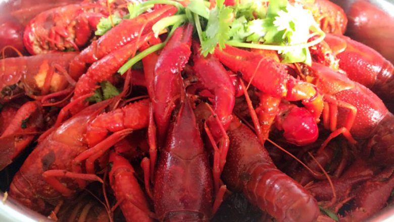 麻辣小龙虾,处理好后，热锅凉油，下<a style='color:red;display:inline-block;' href='/shicai/ 3746'>大料</a>，<a style='color:red;display:inline-block;' href='/shicai/ 37'>姜</a>，蒜，辣椒，麻椒<a style='color:red;display:inline-block;' href='/shicai/ 700'>花椒</a>，炒，出香味后，放<a style='color:red;display:inline-block;' href='/shicai/ 11801'>郫县豆瓣</a>炒，然后加<a style='color:red;display:inline-block;' href='/shicai/ 285'>小龙虾</a>，炒，加入<a style='color:red;display:inline-block;' href='/shicai/ 897'>啤酒</a>，不加水，炖二十分钟，收干汤，加<a style='color:red;display:inline-block;' href='/shicai/ 131'>香菜</a><a style='color:red;display:inline-block;' href='/shicai/ 82'>小米椒</a>，出锅！