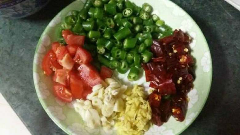 辣椒炒皮蛋,准备好各类食材！