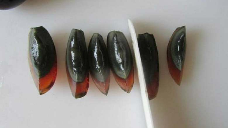 辣椒炒皮蛋,切好<a style='color:red;display:inline-block;' href='/shicai/ 14'>皮蛋</a>，备用！