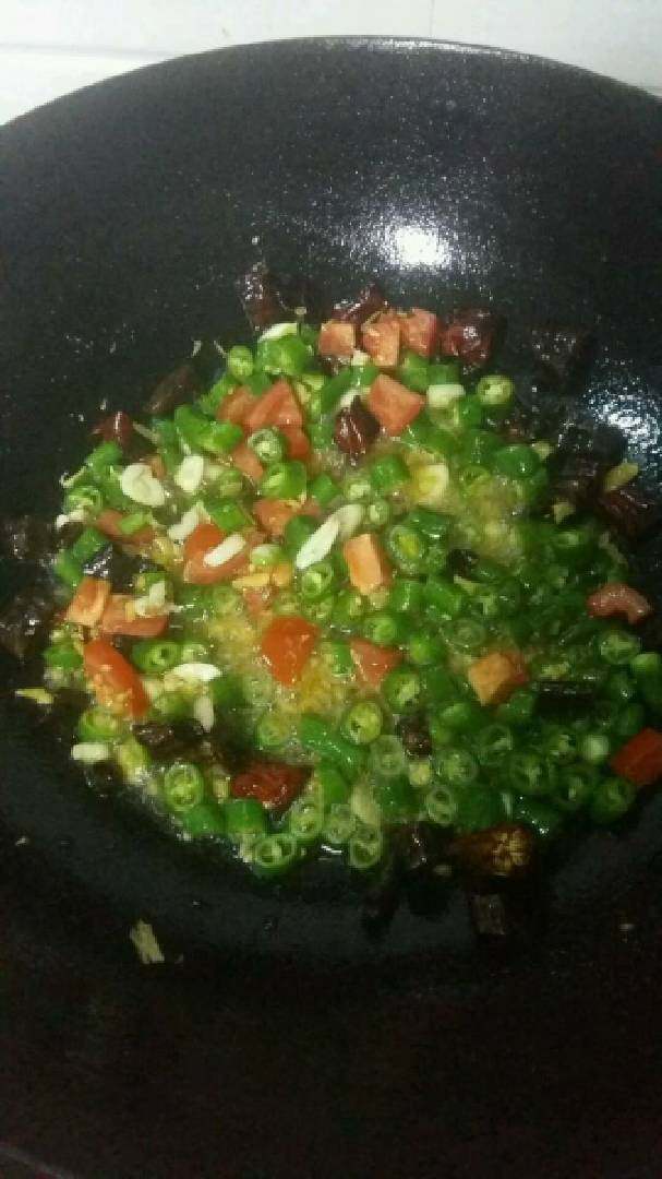 辣椒炒皮蛋,锅内加油，倒入事先准备好的食材炒香！
