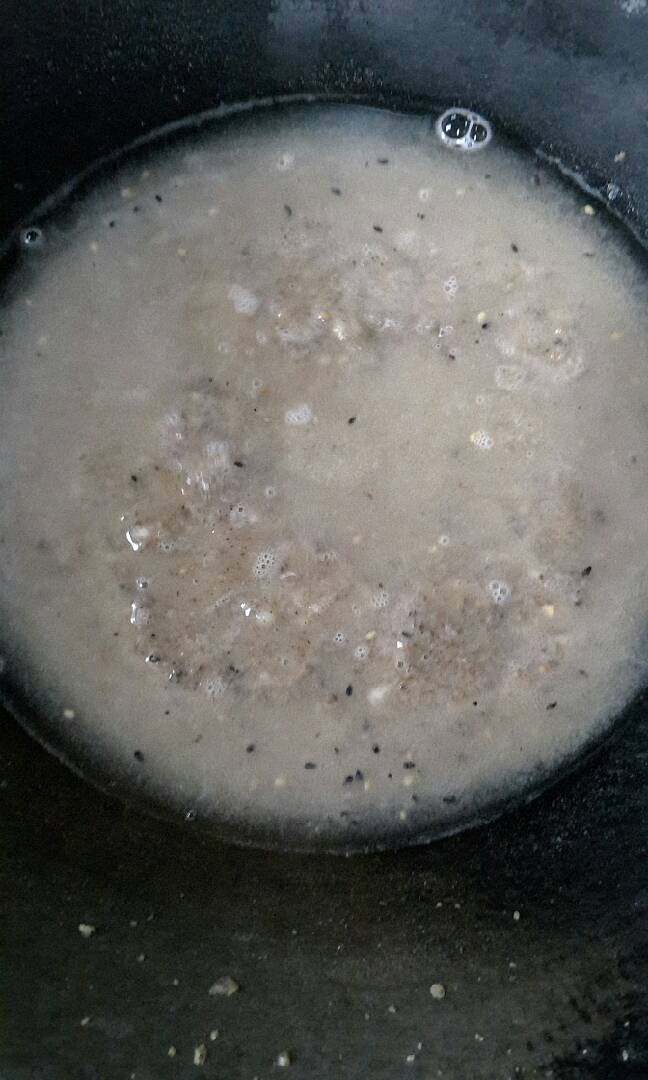 炒油茶,锅中放水,下炒熟的油面,小火边煮边搅锅