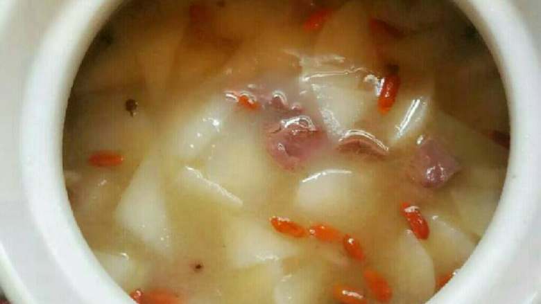 清汤羊肉萝卜,倒入砂锅加汤汁,不够加开水适量。大火煮开,小火炖约一个半小时即可加盐撒<a style='color:red;display:inline-block;' href='/shicai/ 131'>香菜</a>食用!
