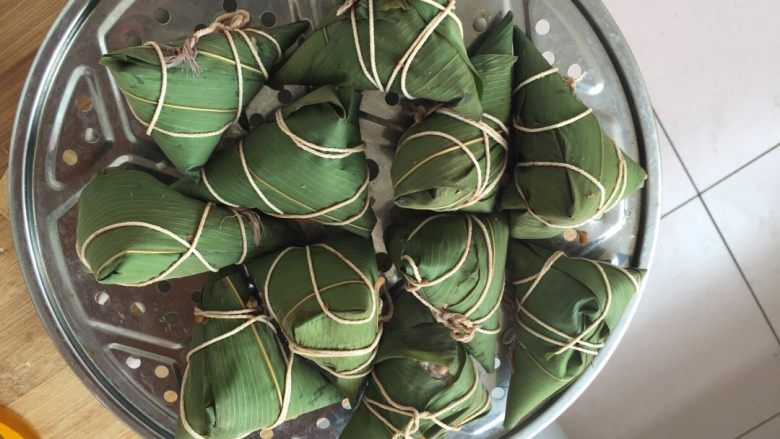 红豆粽子,全部绑好以后,放在锅里面开始煮,没有拍一张煮的照片,放水至少要高于粽子3~5厘米,我放的水粽子都浮起来了,多放点没关系,因为要煮很久,我煮了一小时五十分钟,水就剩了不到一小碗,捞出粽子,沥干。