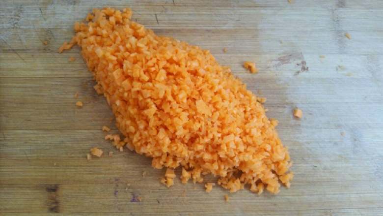 素食馅饼,<a style='color:red;display:inline-block;' href='/shicai/ 25'>胡萝卜</a>切末。