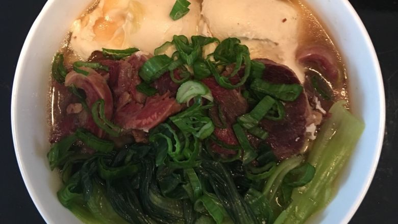 手擀牛肉面,撒上葱花,拌匀即可享用,喜欢辣的可以加点辣酱