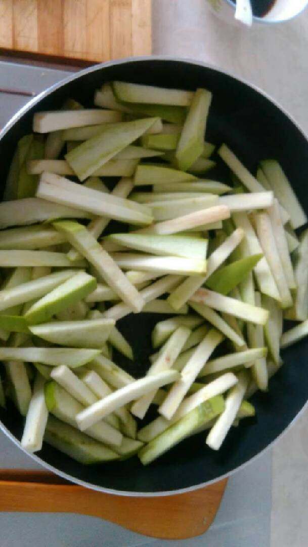 肉沫茄子,将锅烧热,不放油,放入茄子小火慢炒,将茄子炒软,水份蒸发,出锅备用