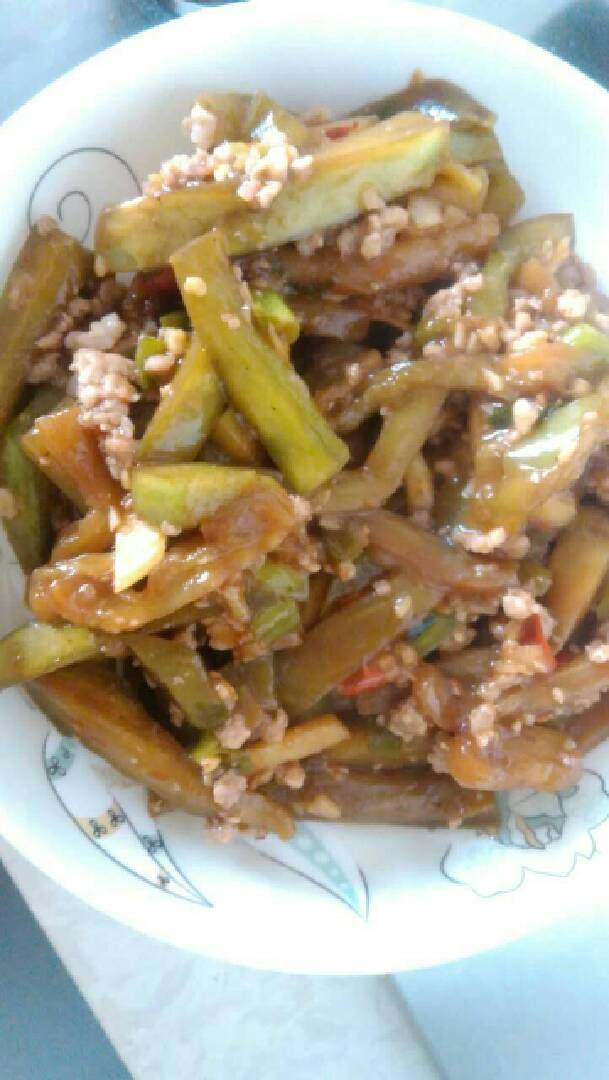 肉沫茄子,炒锅放油加一勺郫县豆瓣酱炒出红油,放入姜沫祘沫,放入茄子炒香,再淋入料酒,香醋,生抽,糖调成的鱼香汁,待汁收干出锅
