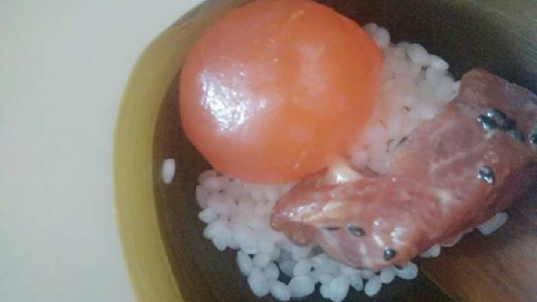 蛋黄肉粽,棕叶根据大小可以用一片或两片,我用的两片叠压,折成斗状,放入少量米,放入蛋黄和肉块