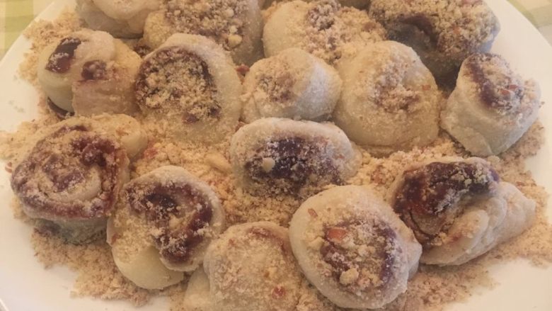 西西版驴打滚,<a style='color:red;display:inline-block;' href='/shicai/ 664'>花生</a>米，<a style='color:red;display:inline-block;' href='/shicai/ 665'>核桃</a>仁文火炒熟，拍成<a style='color:red;display:inline-block;' href='/shicai/ 664'>花生</a><a style='color:red;display:inline-block;' href='/shicai/ 665'>核桃</a>碎；
温水加入<a style='color:red;display:inline-block;' href='/shicai/ 520'>糯米粉</a>中，搅拌均匀，成糊状；
深一点的盘子抹上油，把糯米糊放入盘中，上锅蒸20分钟；
蒸好的<a style='color:red;display:inline-block;' href='/shicai/ 520'>糯米粉</a>拌入<a style='color:red;display:inline-block;' href='/shicai/ 865'>蜂蜜</a>，放至不烫手的时候，就可以在面板上操作了：擀平、抹豆沙；
切段，盘子里撒上熟<a style='color:red;display:inline-block;' href='/shicai/ 520'>糯米粉</a>，将剩下的熟<a style='color:red;display:inline-block;' href='/shicai/ 520'>糯米粉</a>好<a style='color:red;display:inline-block;' href='/shicai/ 664'>花生</a><a style='color:red;display:inline-block;' href='/shicai/ 665'>核桃</a>碎<a style='color:red;display:inline-block;' href='/shicai/ 3729'>白糖</a>混合，撒在上面即可。
甜、糯，夹杂着<a style='color:red;display:inline-block;' href='/shicai/ 664'>花生</a>、<a style='color:red;display:inline-block;' href='/shicai/ 665'>核桃</a>、<a style='color:red;display:inline-block;' href='/shicai/ 865'>蜂蜜</a>、豆沙的香，好吃得停不下来，马上开动吧！
