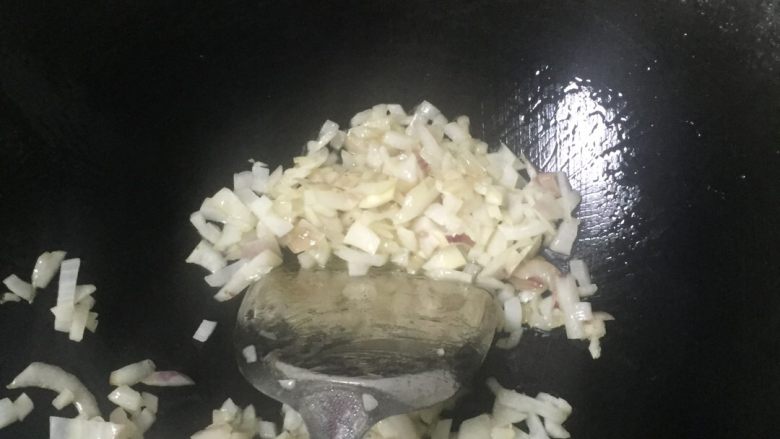 蛋煎饭,热锅放点油把洋葱放到锅里爆炒一下,呈出来备用