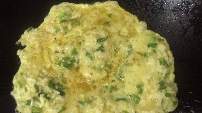 蛋煎饭,热油放蛋浆,先把一面煎黄再翻另外一面