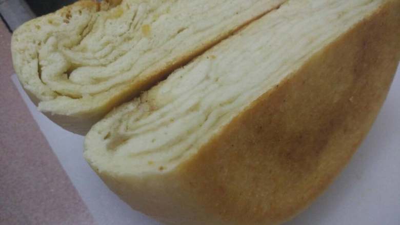 韭菜鸡蛋包子,面huo多了,用电饭煲做了饼.现在不告诉你怎么做的,想知道去看“葱花饼”举一反三喽。