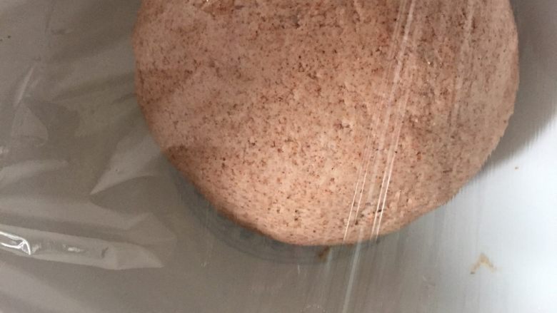 高粱馒头,和好面团,用保鲜膜包住,醒一个小时左右直到像蜂窝一样