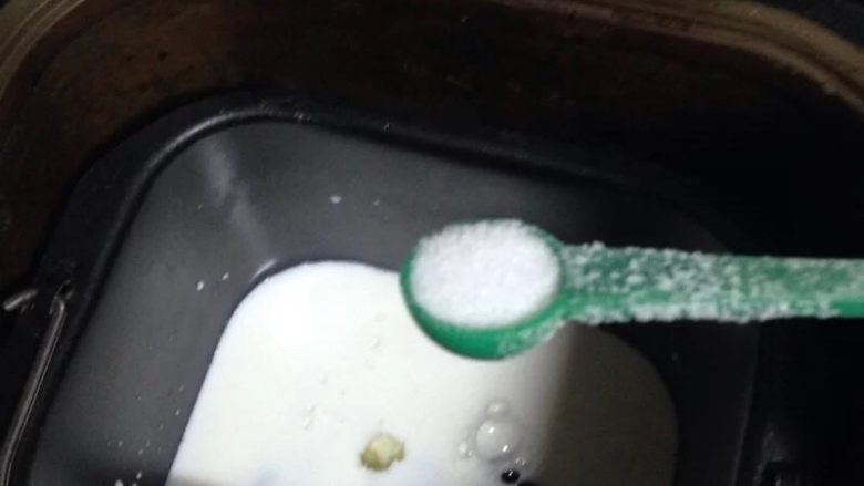 面包机版面包,加入2克盐,