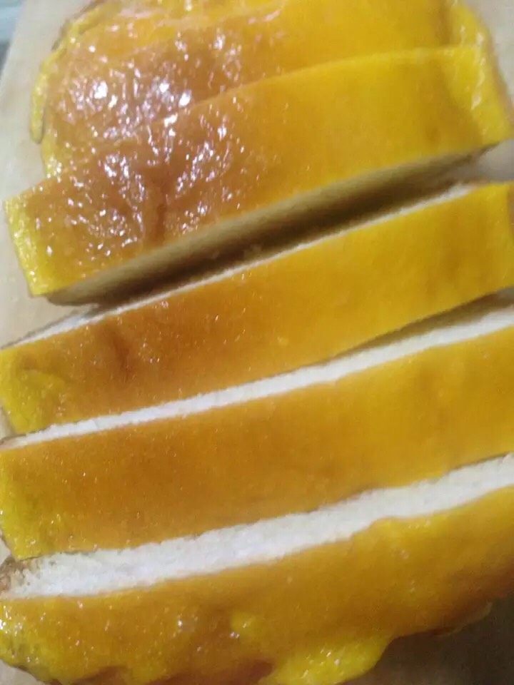 面包机版面包,将面包倒扣取出来凉凉,切成喜欢的厚度就可以啦