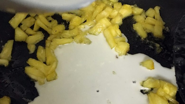 菠萝批(6寸版),淀粉加低筋面粉+1勺冷水化开倒入锅里和菠萝炒匀