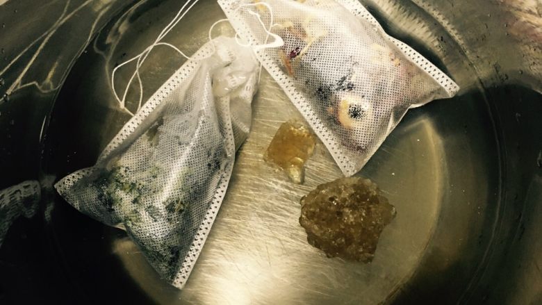 台湾私房酸梅汤,放入锅中加入1000ml水,小火慢煮30-40分钟!