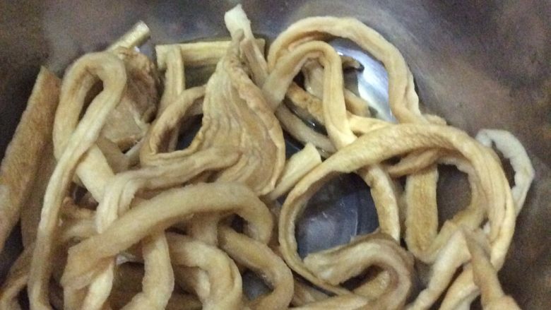 干萝卜猪蹄汤,炖猪脚的时候泡风萝卜,泡几分钟,泡到这样,泡好后切段