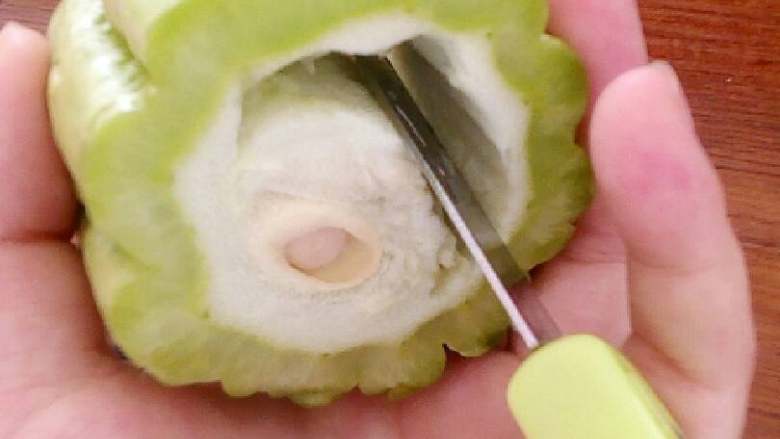 苦瓜包肉,把里面的东西掏出来