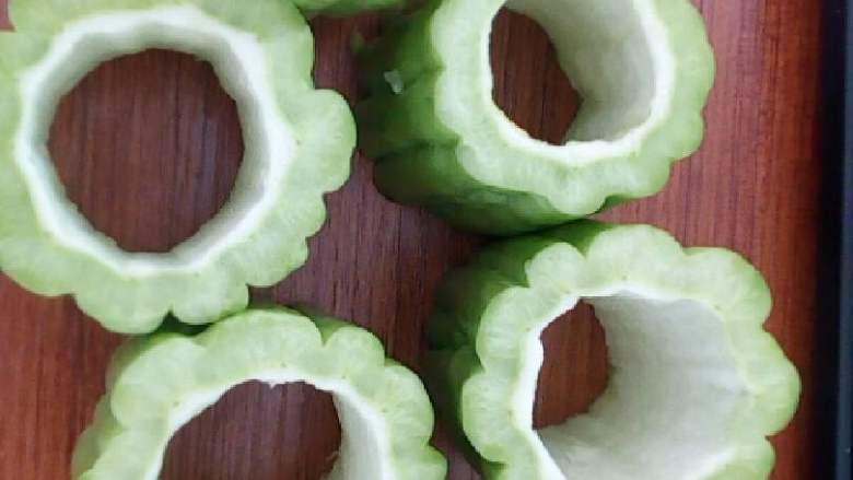 苦瓜包肉,苦瓜清洗，把剁好的肉塞进苦瓜，即可煮了。