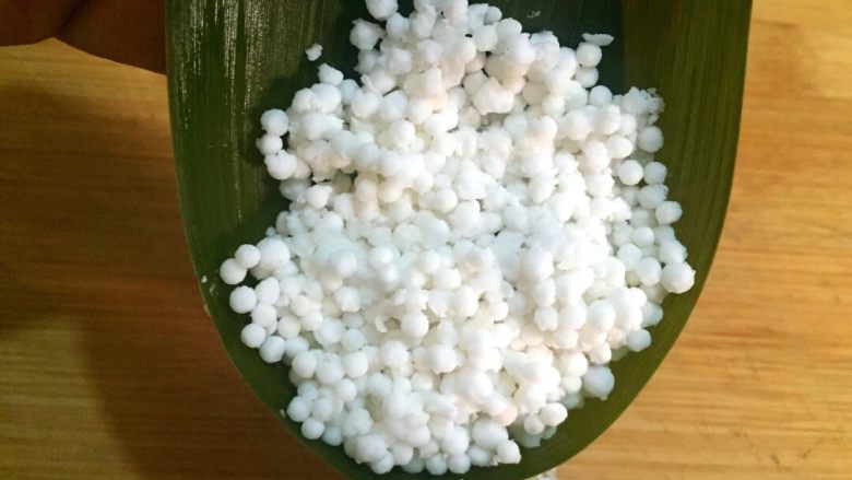 柠味水晶粽,继续加入西米将小枣盖住