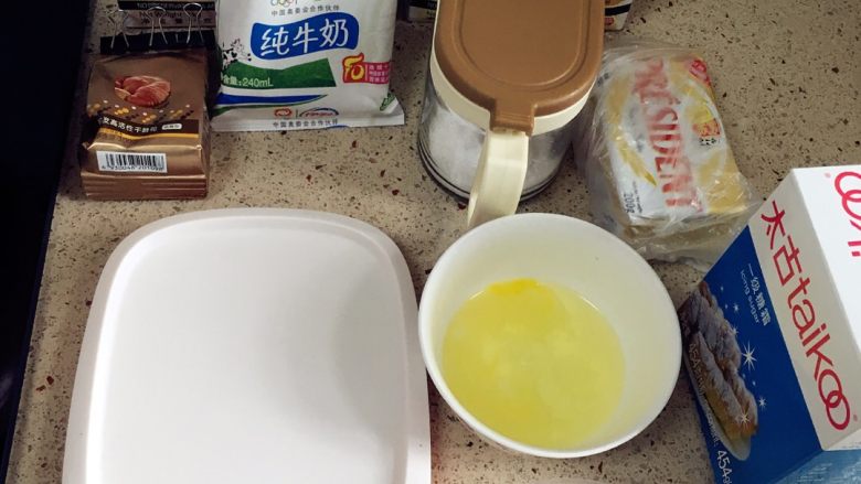 汤种酥皮菠萝包,菠萝包体的配料集合后(途中没有汤种)。把除了<a style='color:red;display:inline-block;' href='/shicai/ 887'><a style='color:red;display:inline-block;' href='/shicai/ 887'>黄油</a></a>和汤种的余材料全部放入盆中集合搅拌。