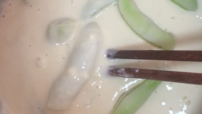 豆角沾片子,锅中放水,水开之后,放入之前都准备好的豆角面,一个一个的夹进锅里哦