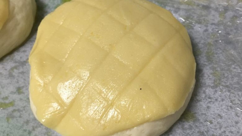汤种酥皮菠萝包,初步成型:把酥皮铺盖到面包体上。这步要小心哦。就要成功了!加油吧小伙伴。