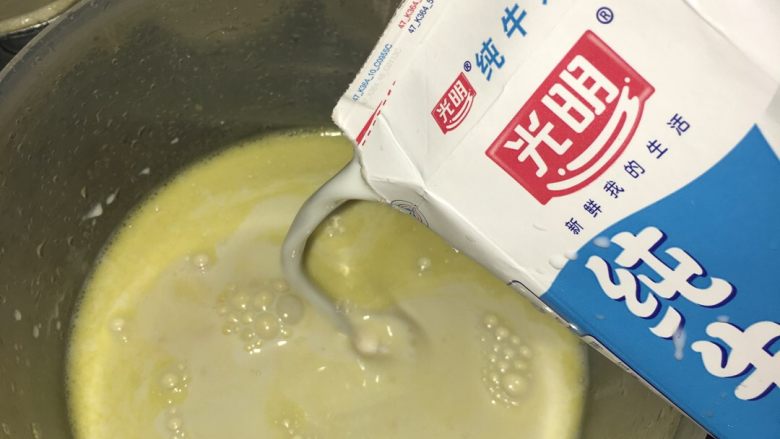 葡式蛋挞,然后放入刚刚准备好的鸡蛋液中,剩下的牛奶也倒在一起