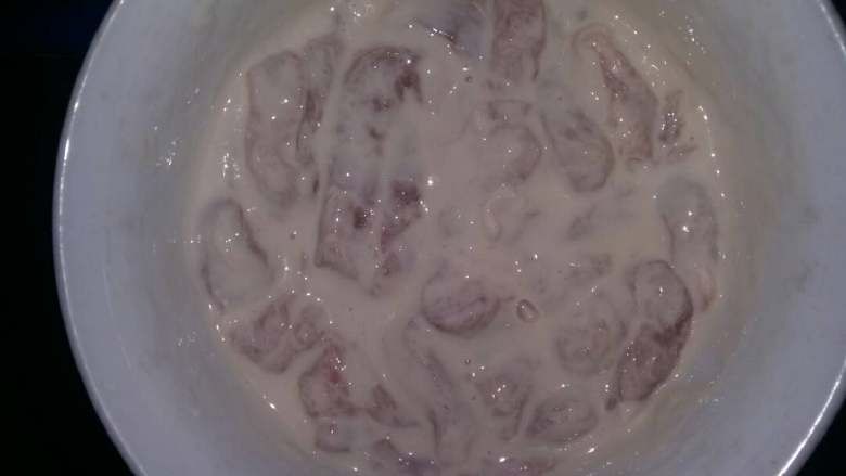 糖醋里脊,腌制的里脊肉倒入脆炸糊中