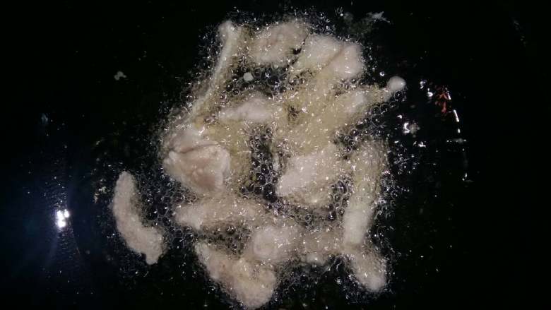 糖醋里脊,锅烧热下油温至5成热,投入里脊肉翻炸结痂捞出待用。