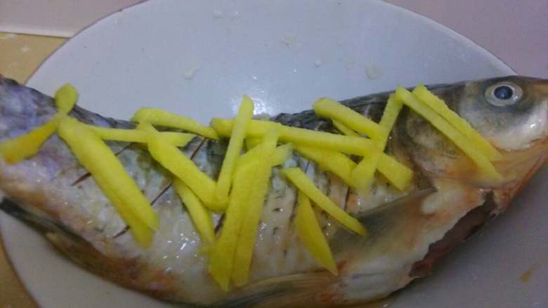 鲫鱼豆腐汤,<a style='color:red;display:inline-block;' href='/shicai/ 377'>鲫鱼</a>杀好,切花刀,用盐,生粉姜丝腌制入味。
