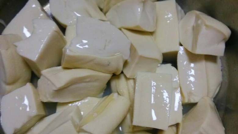 鲫鱼豆腐汤,豆腐切块用盐腌制