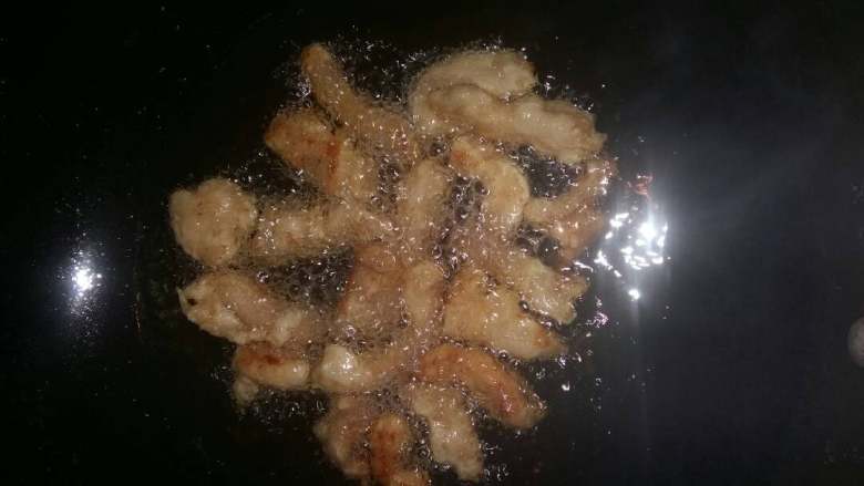 糖醋里脊,再次投入已炸好的里脊肉条翻炸至金黄色捞出。